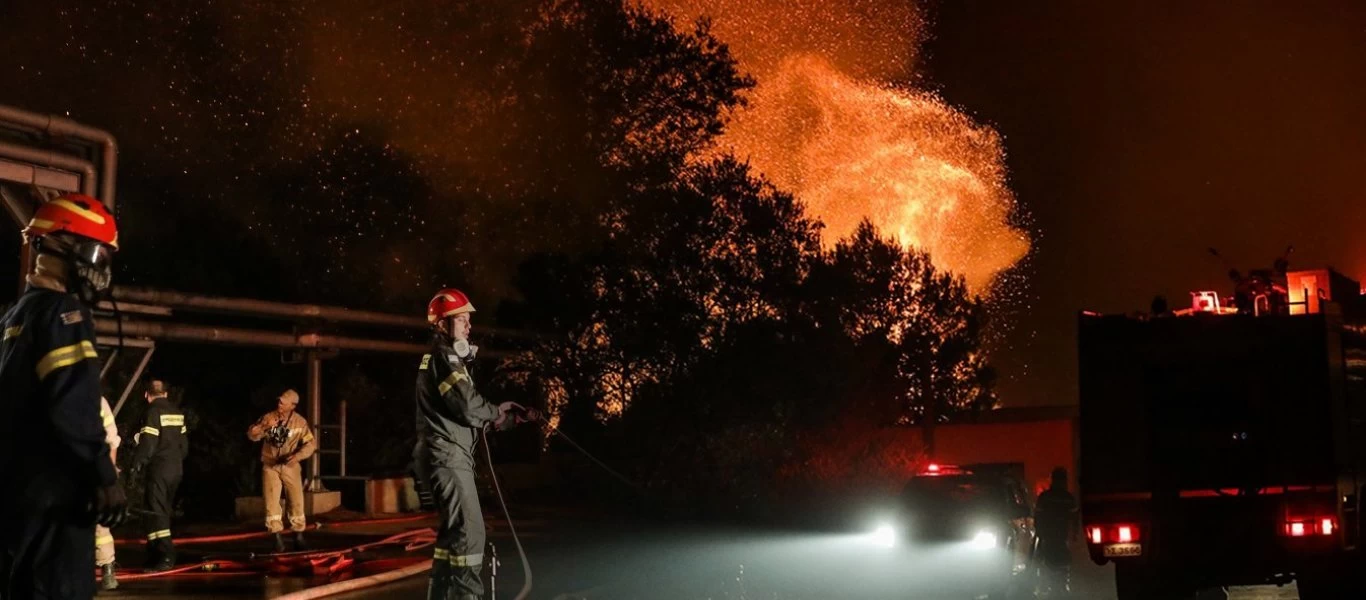 Φωτιά στην Αττική: Απεγκλωβισμός 7μελούς οικογένειας από τον Άγιο Στέφανο